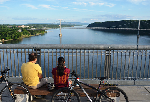 Image of two cyclists on the Walkway Over the Hudson 