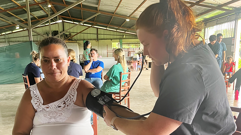 Image of Jenna Jedlicka ’25 on the Costa Rica mission working with a patient.