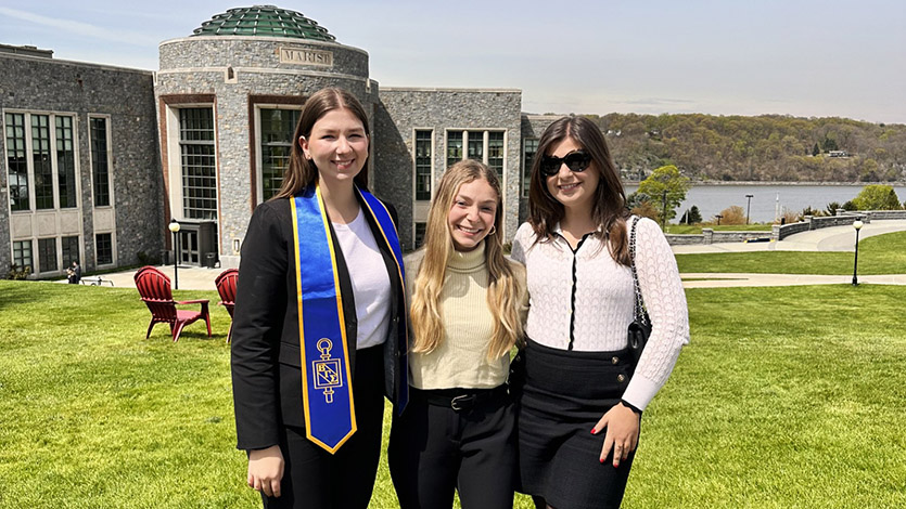 Current mentor Jana Brzovski ’21 (right) with her mentee Sarah Walsh ’24 (center) on the Marist Green. Also pictured, Sarah Brzovski ’26 (left).