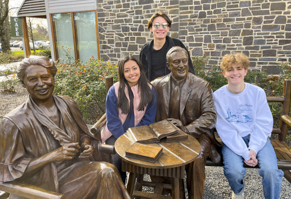 Image of GLI scholars with statues of Franklin D. and Eleanor Roosevelt.
