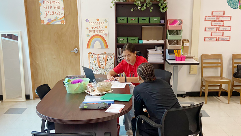 Image of Amalia Nachman '24 working with a student during the lunchtime meetings at Poughkeepsie High School.