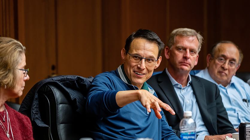 Image of Steve Kornacki speaking in class at Marist.